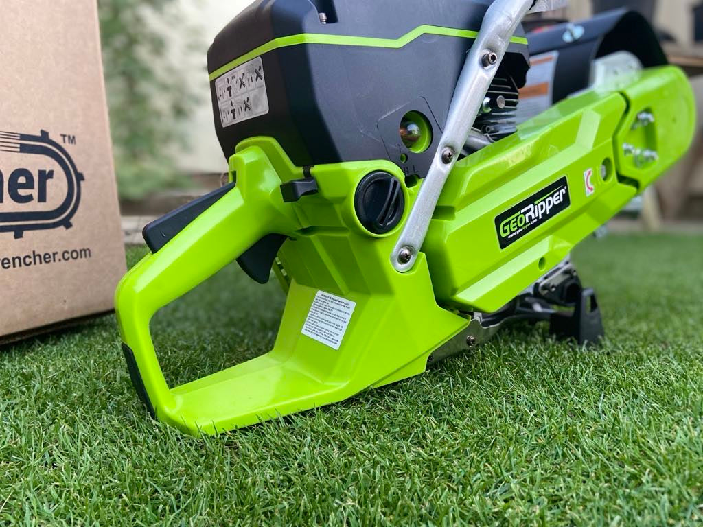 Närbild på en GeoRipper minitrencher på gräs